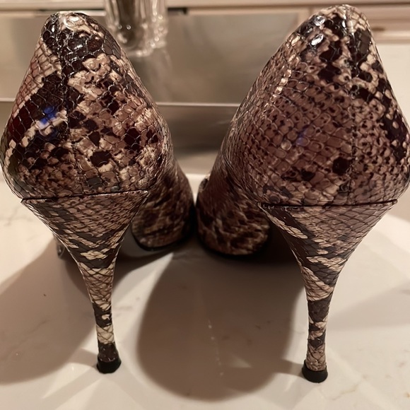 Stuart Weitzman Amazrolling python peep toe sz 9 - Picture 2 of 7